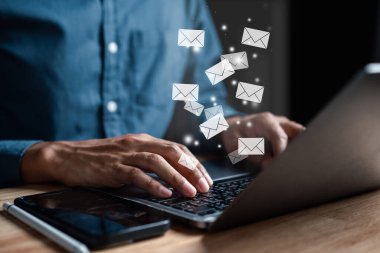 İş adamına müşteri, iş bağlantısı ve iletişimi, e-posta ikonu, e-posta pazarlama kavramı, e-posta ya da bülten, online çalışan internet ağı, dizüstü bilgisayar tarafından e-posta gönderiliyor..