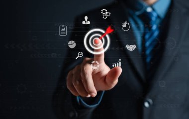İş adamı strateji ve eylem planı için başlama düğmesine basıyor, işletmeyi, yatırım büyümesini ve başarı geliştirmeyi, başarıyı, hedefi, finans liderliğini ve müşteri hedef grubunu hedef alıyor.