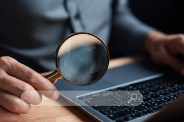 İş adamı Sanal Ekran Veri Arama Teknolojisi Arama Motoru optimizasyonu için büyüteç kullanıyor. Adam bilgi aramak için bilgisayarı kullanıyor. Veri için Arama Konsolu Kullanılıyor.