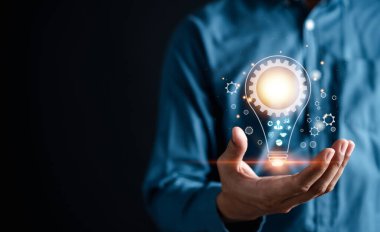 İnsan eliyle kavrayan ve öğrenen ampuller zihin, yaratıcı, fikir, yenilik, motivasyon planlama geliştirme liderliği ve müşteri hedef grup konsepti için.