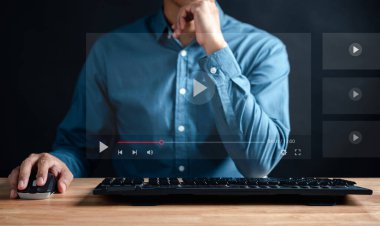 Sanal ekran üzerinde e-öğrenme, İnternet 'te video izleme, web sitesi, İnternet' te eğitim, e-öğrenme, webinar, video özel ders ile çevrimiçi öğrenme