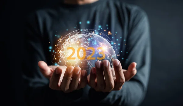 Бізнесмен Показує Онлайн Інформацію Про Глобальні Технології Підключення Інтернету 2023 — стокове фото