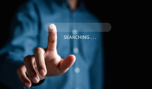 Бізнесмен Торкається Віртуального Екрану Пошукових Даних Пошукової Системи Оптимізація Або — стокове фото