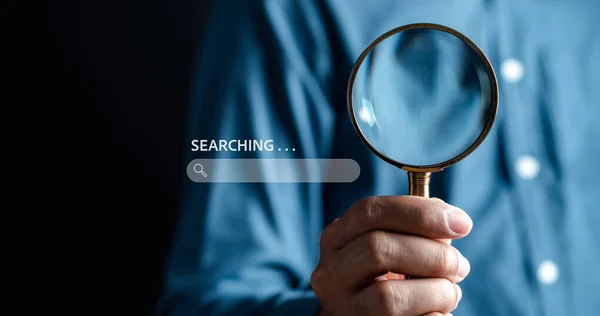 Επιχειρηματίας Χρήση Μεγεθυντικό Φακό Αναζήτηση Εικονική Οθόνη Data Search Technology — Φωτογραφία Αρχείου