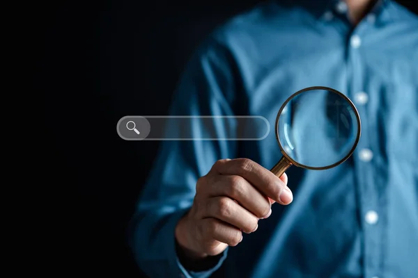 Affärsman Använder Förstoringsglas Search Virtual Screen Data Search Technology Search — Stockfoto