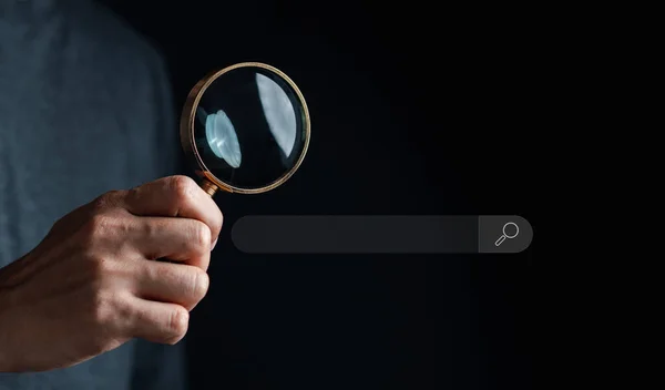 商人在虚拟屏幕数据搜索技术搜索引擎优化中使用放大镜搜索 人类用计算机搜索信息 使用检索控制台获取数据 — 图库照片
