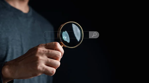 Бізнесмен Використовує Збільшуючий Скляний Пошук Віртуальному Екрані Технологія Пошуку Даних — стокове фото