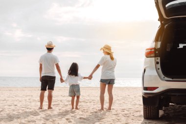Aile seyahati araba yolculuğu kavramı. Günbatımında arabada yaz tatili, baba, anne ve kız mutlu seyahatler birlikte keyif ve rahatlık tatillerde araba sürmek, insanlar, ulaşım ile yaşam tarzı