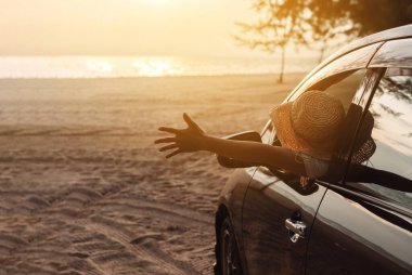 Hatchback araba yolculuğu yaz tatili arabayla gün batımında araba gezisi kızlar mutlu tatiller ve arkadaşlarla rahatlama birlikte atmosferi yakalayın ve hedefe gidin.