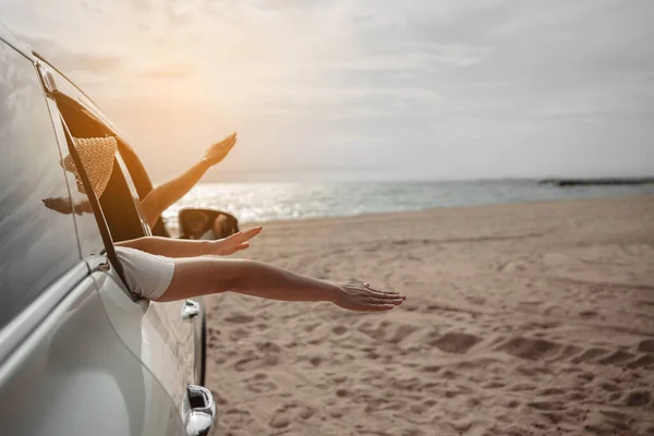 Schrägheck Auto Fahren Roadtrip Der Familie Sommerurlaub Auto Bei Sonnenuntergang — Stockfoto