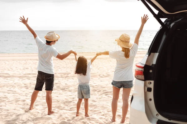 Aile Seyahati Araba Yolculuğu Kavramı Günbatımında Arabada Yaz Tatili Baba — Stok fotoğraf