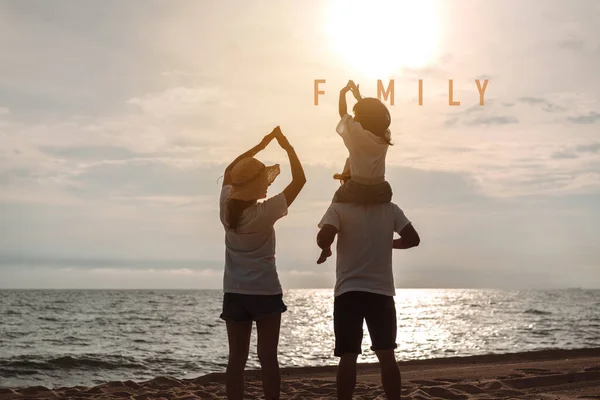 Szczęśliwa Rodzina Azjatycka Cieszyć Się Plaży Morskiej Składający Się Ojca — Zdjęcie stockowe