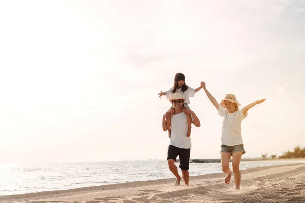 Mutlu Asyalı Aile Baba Anne Kızının Yaz Tatilinde Okyanus Plajında — Stok fotoğraf