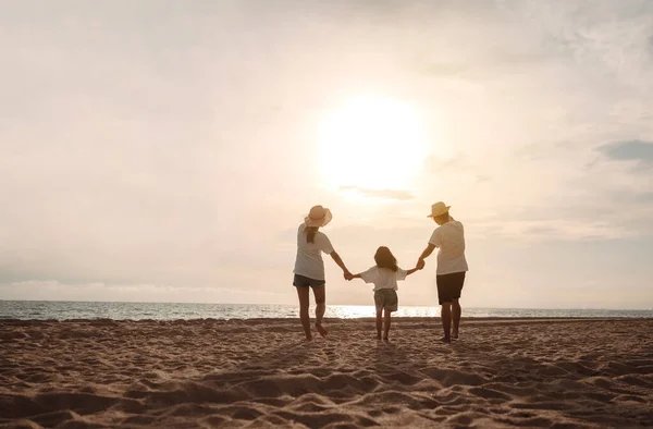 Mutlu Asyalı Aile Baba Anne Kızının Yaz Tatilinde Okyanus Plajında — Stok fotoğraf