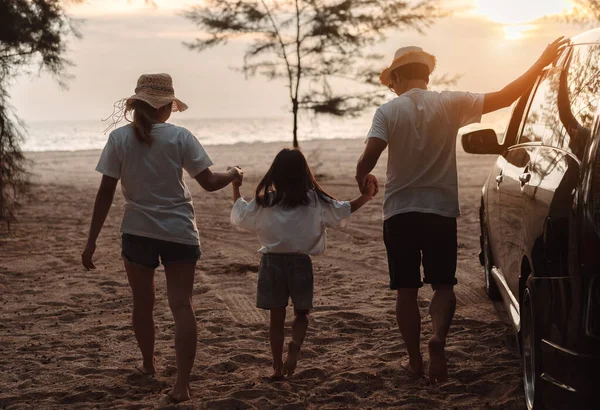 乘坐汽车旅行的家庭乘坐汽车旅行在夕阳西下的暑假旅行 妈妈和女儿快乐地旅行 享受假期和放松在一起 享受空气 到达目的地 — 图库照片