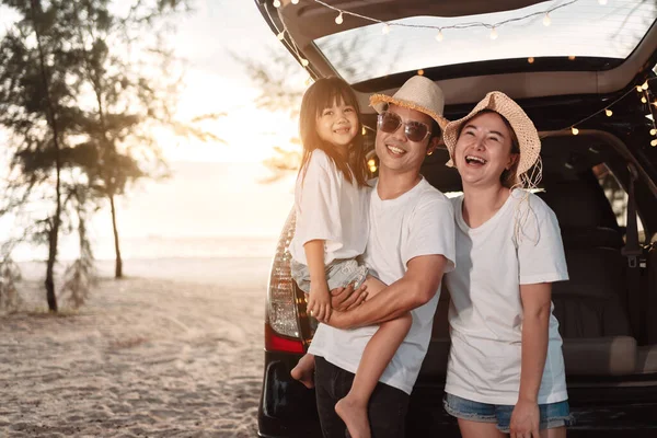 Happy Family Met Auto Reizen Kamperen Road Trip Zomervakantie Auto — Stockfoto