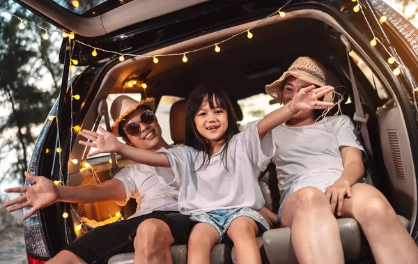 Araba Yolculuğu Kamp Gezisiyle Mutlu Bir Aile Gün Batımında Arabada — Stok fotoğraf