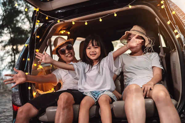 Araba Yolculuğu Kamp Gezisiyle Mutlu Bir Aile Gün Batımında Arabada — Stok fotoğraf