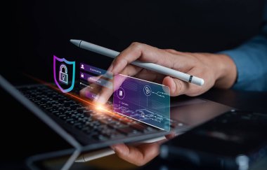 Verileri korumak için siber güvenlik ve gizlilik kavramları. İnternet ağı güvenlik teknolojisi olan bir iş adamı. İş adamı kişisel verileri akıllı telefona kaydediyor. siber güvenlik kavramı.