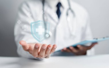 Doktor el ele tutuşması artı işareti sigorta ve güvence için olumlu bir şey öneriyor. Artı ve sağlık sağlık sağlık ikonu, sağlık ve sağlık hizmetlerine erişim.