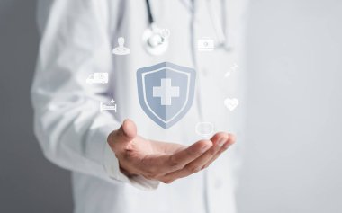 Doktor el ele tutuşması artı işareti sigorta ve güvence için olumlu bir şey öneriyor. Artı ve sağlık sağlık sağlık ikonu, sağlık ve sağlık hizmetlerine erişim.