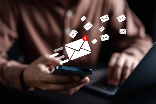 Üzletember Küld Mailt Laptoppal Ügyfélnek Üzleti Kapcsolat Kommunikáció Mail Ikon — Stock Fotó