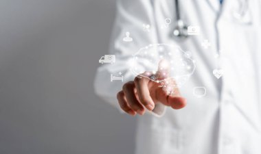 Sanal insan beynini yapay beyin teknolojisiyle elinde tutan doktor yaratıcı zeka düşüncesi ya da gelecekteki zihinsel sağlık hizmetlerinde farkındalık..