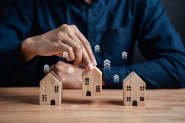 Gayrimenkul ve emlak fiyatlarının artması. İş adamı ev sahibi yatırım planlama gayrimenkul şirketi, yüzde kira gelirleri kar elde etme yatırımcı düşünme stratejisi.