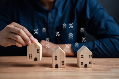 Gayrimenkul ve emlak fiyatlarının artması. İş adamı ev sahibi yatırım planlama gayrimenkul şirketi, yüzde kira gelirleri kar elde etme yatırımcı düşünme stratejisi.
