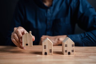 Gayrimenkul ve emlak fiyatlarının artması. İş adamı ev sahibi yatırım planlama gayrimenkul şirketi, yüzde kira gelirleri kar elde etme yatırımcı düşünme stratejisi.