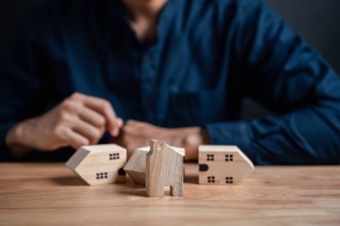 Gayrimenkul ve emlak fiyatlarının artması. İş adamı ev sahibi yatırım planlama gayrimenkul şirketi, yüzde kira gelirleri kar elde etme yatırımcı düşünme stratejisi.