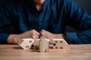 Gayrimenkul ve emlak fiyatlarının artması. İş adamı ev sahibi yatırım planlama gayrimenkul şirketi, yüzde kira gelirleri kar elde etme yatırımcı düşünme stratejisi.