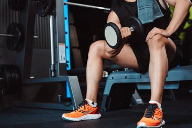 Erkek, spor salonunda halterli vücut geliştirici. Halterle egzersiz yapan vücut geliştirici. Spor eğitimi, sağlıklı vücut geliştirme, sporcu kaslı yaşam tarzı..