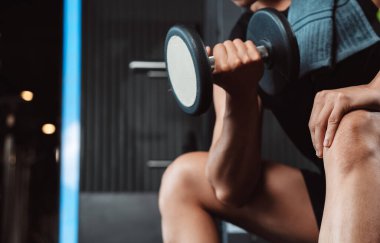 Erkek, spor salonunda halterli vücut geliştirici. Halterle egzersiz yapan vücut geliştirici. Spor eğitimi, sağlıklı vücut geliştirme, sporcu kaslı yaşam tarzı..