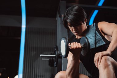 Erkek, spor salonunda halterli vücut geliştirici. Halterle egzersiz yapan vücut geliştirici. Spor eğitimi, sağlıklı vücut geliştirme, sporcu kaslı yaşam tarzı..