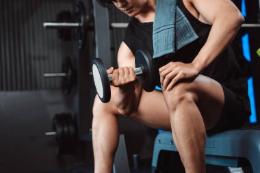 Erkek, spor salonunda halterli vücut geliştirici. Halterle egzersiz yapan vücut geliştirici. Spor eğitimi, sağlıklı vücut geliştirme, sporcu kaslı yaşam tarzı..