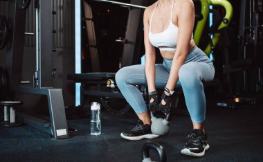 Kadın egzersiz egzersiz jimnastik salonu fitness eğitim spor kettlebell ağırlık kaldırma ve bacaklar bodur sağlıklı yaşam vücut geliştirme ile.