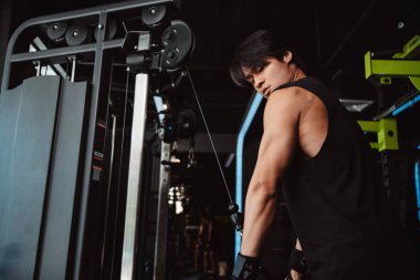 Spor salonundaki halterleri kaldırarak ağırlık çalıştıran bir adam. Fitness kaslı vücut kilo kaybı. Vücut geliştirme sağlıklı yaşam tarzı.