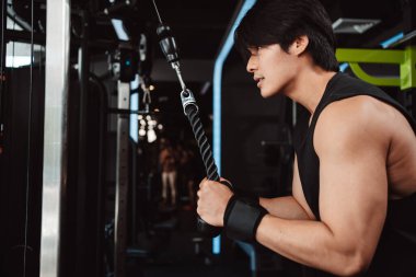 Spor salonundaki halterleri kaldırarak ağırlık çalıştıran bir adam. Fitness kaslı vücut kilo kaybı. Vücut geliştirme sağlıklı yaşam tarzı.