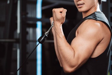 Spor salonundaki halterleri kaldırarak ağırlık çalıştıran bir adam. Fitness kaslı vücut kilo kaybı. Vücut geliştirme sağlıklı yaşam tarzı.