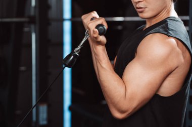 Spor salonundaki halterleri kaldırarak ağırlık çalıştıran bir adam. Fitness kaslı vücut kilo kaybı. Vücut geliştirme sağlıklı yaşam tarzı.