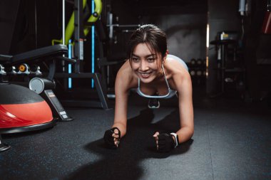 Kadın antrenmanı ya da egzersiz, spor salonunda kalas, atlet kas geliştirme, sağlıklı yaşam tarzı..