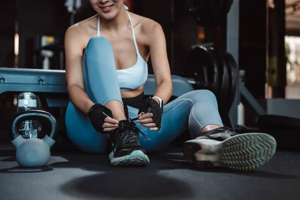 Žena Cvičení Cvičení Tělocvičně Fitness Break Relax Tréninku Sport Kettlebell — Stock fotografie