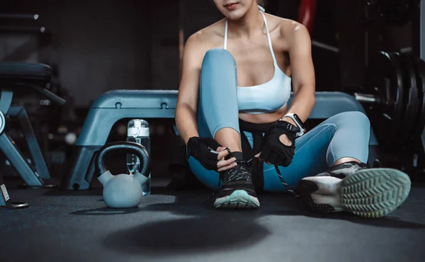 Žena Cvičení Cvičení Tělocvičně Fitness Break Relax Tréninku Sport Kettlebell — Stock fotografie
