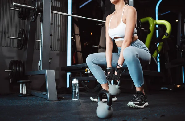 Ženy Cvičení Cvičení Posilovně Fitness Trénink Sport Kettlebell Vzpírání Nohy — Stock fotografie