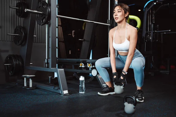 Vrouw Oefening Workout Sportschool Fitness Opleiding Sport Met Kettlebell Gewichtheffen — Stockfoto