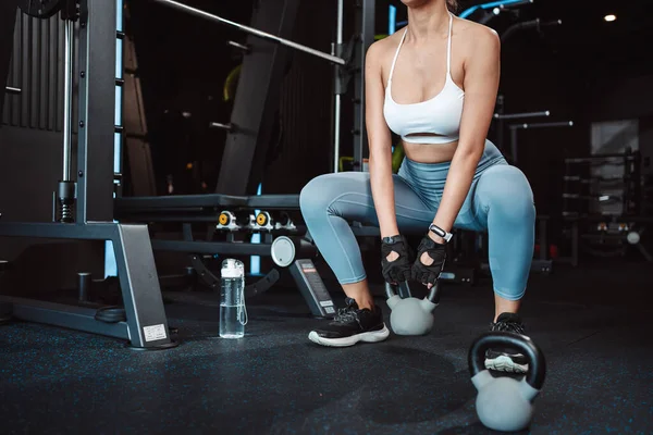 Ženy Cvičení Cvičení Posilovně Fitness Trénink Sport Kettlebell Vzpírání Nohy — Stock fotografie