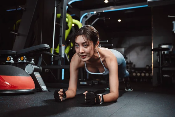 Žena Cvičení Nebo Cvičení Dělá Prkno Tělocvičně Cvičení Fitness Sportovec — Stock fotografie