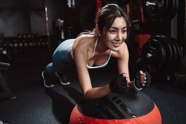 Treino Mulher Exercício Fazendo Prancha Ginásio Aptidão Treino Atleta Musculação — Fotografia de Stock