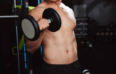 Erkek, spor salonunda halterli vücut geliştirici. Halterle egzersiz yapan vücut geliştirici. Spor eğitimi, sağlıklı vücut geliştirme, sporcu kaslı yaşam tarzı..